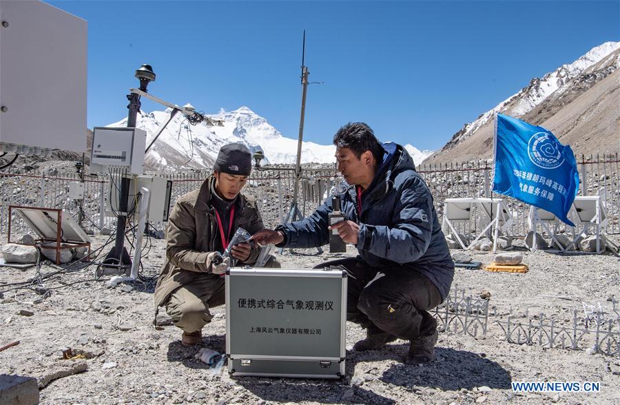 (InTibet) CHINA-TIBET-MOUNT QOMOLANGMA-REMEASUREMENT-METEOROLOGICAL STATION (CN)