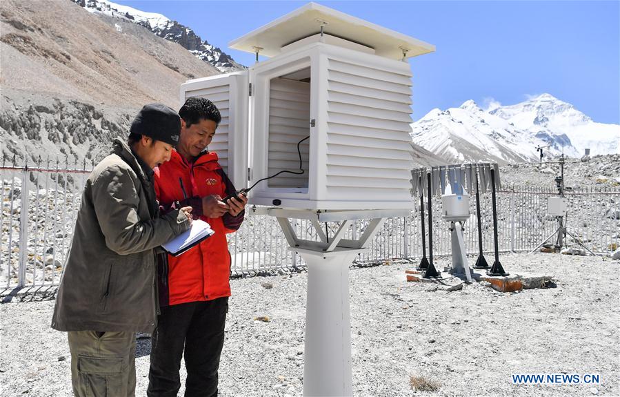 (InTibet) CHINA-TIBET-MOUNT QOMOLANGMA-REMEASUREMENT-METEOROLOGICAL STATION (CN)