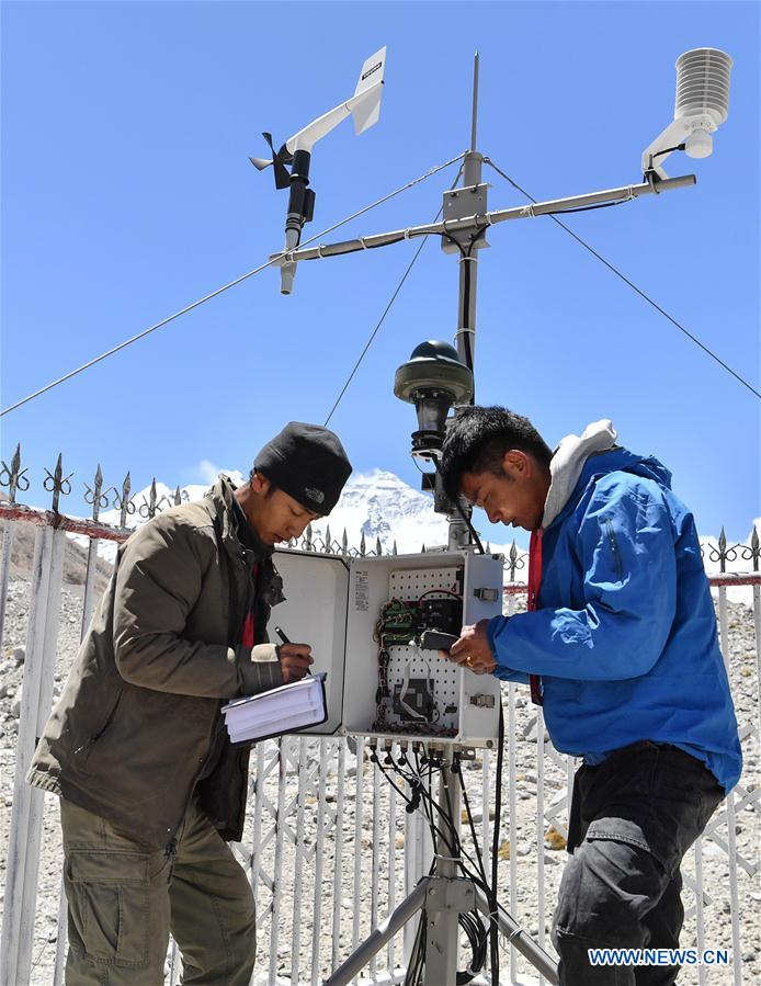 (InTibet) CHINA-TIBET-MOUNT QOMOLANGMA-REMEASUREMENT-METEOROLOGICAL STATION (CN)