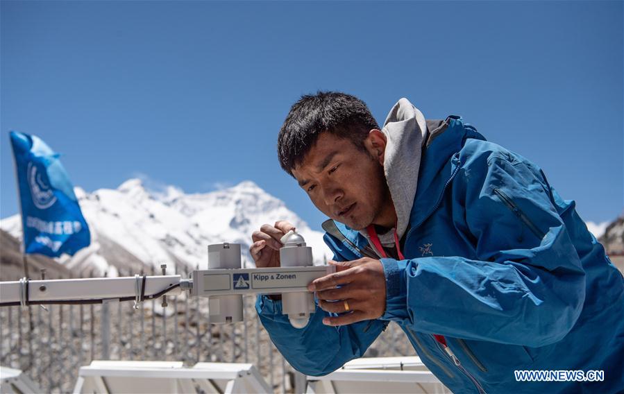 (InTibet) CHINA-TIBET-MOUNT QOMOLANGMA-REMEASUREMENT-METEOROLOGICAL STATION (CN)