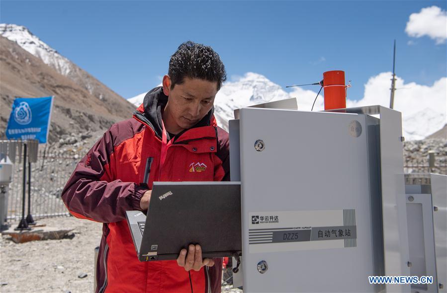 (InTibet) CHINA-TIBET-MOUNT QOMOLANGMA-REMEASUREMENT-METEOROLOGICAL STATION (CN)
