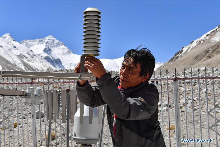 (InTibet) CHINA-TIBET-MOUNT QOMOLANGMA-REMEASUREMENT-METEOROLOGICAL STATION (CN)