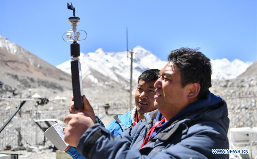 (InTibet) CHINA-TIBET-MOUNT QOMOLANGMA-REMEASUREMENT-METEOROLOGICAL STATION (CN)