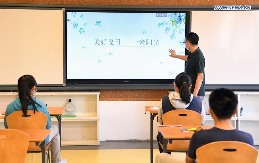 CHINA-BEIJING-COVID-19-SCHOOL-FINAL YEAR STUDENTS-RESUMPTION (CN)