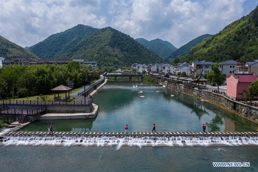CHINA-HANGZHOU-VOLUNTEERS-RIVER CLEANING (CN)