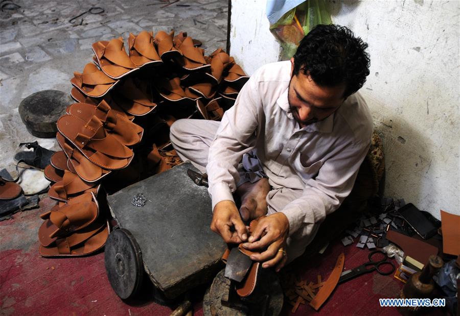 Pakistani shoemakers make traditional shoes in Peshawar Xinhua