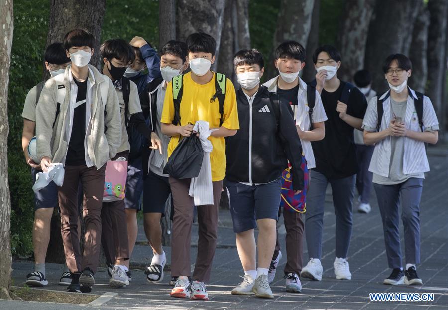 Students return to school for classes in Seoul, S. Korea Xinhua