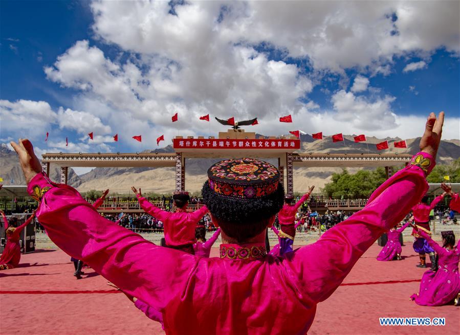 CHINA-XINJIANG-DRAGON BOAT FESTIVAL-PERFORMANCE (CN)