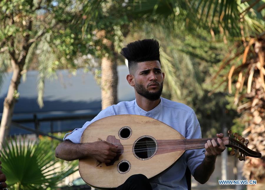 MIDEAST-GAZA CITY-YOUNG MUSICIANS-STREET PERFORMANCE