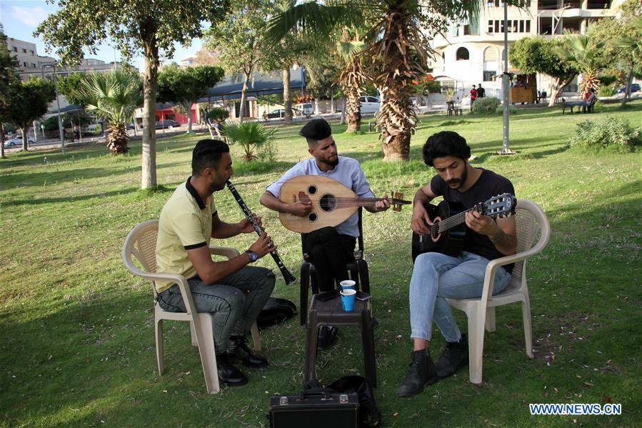 MIDEAST-GAZA CITY-YOUNG MUSICIANS-STREET PERFORMANCE