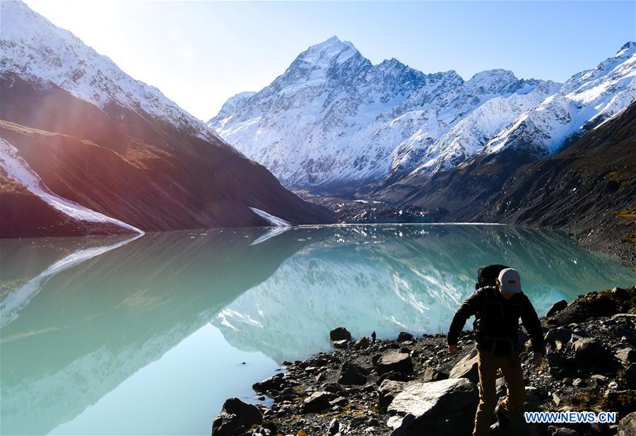 NEW ZEALAND-SOUTH ISLAND-AORAKI/MOUNT COOK NATIONAL PARK