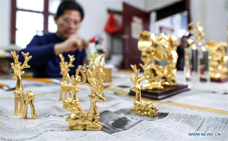 In pics: gold foil inheritor in Nanjing, E China