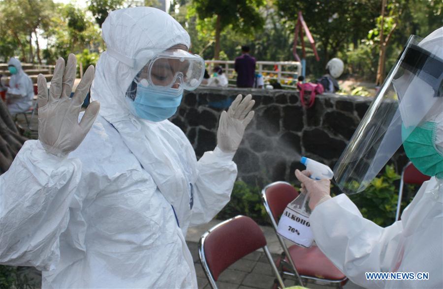 Medical Workers Collect Swab Sample For Covid 19 Test In Surabaya Indonesia Xinhua English News Cn