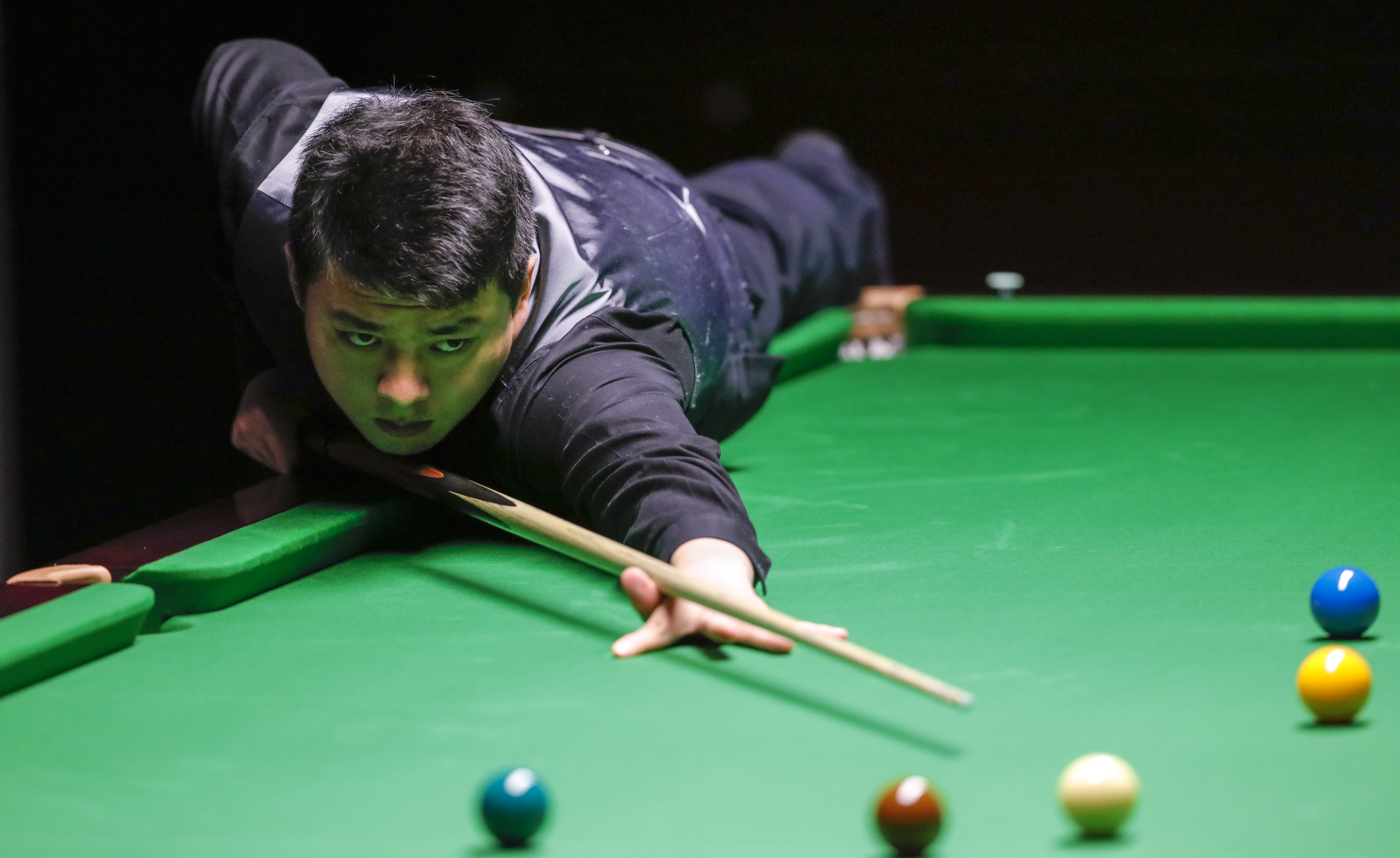 Three Chinese players lose in third round at Snooker World Championship qualifiers