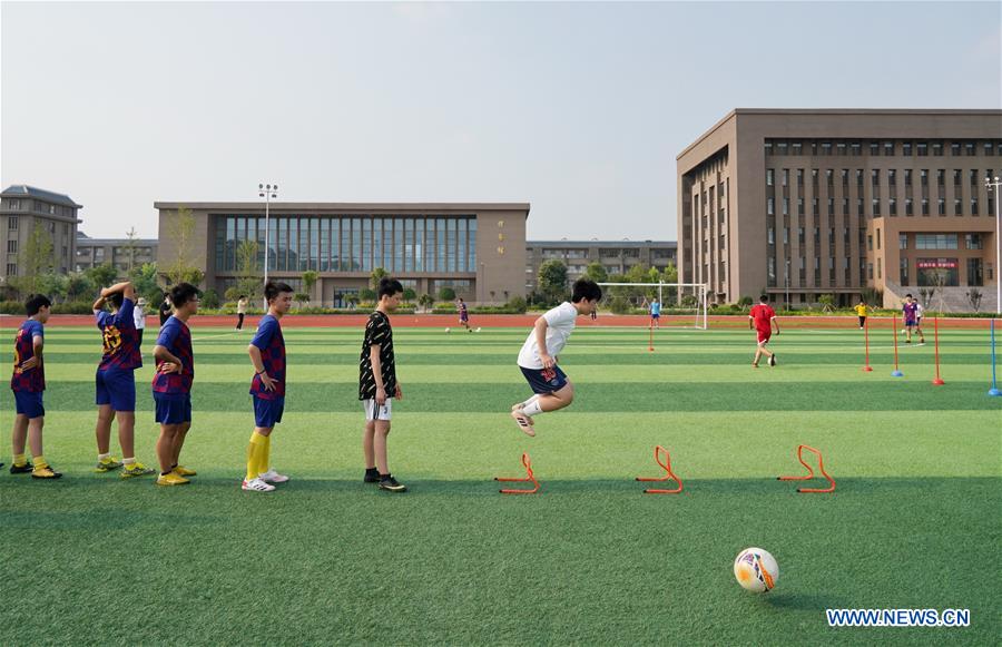 (SP)CHINA-HEBEI-RENQIU-FOOTBALL-SCHOOL TEAM (CN)