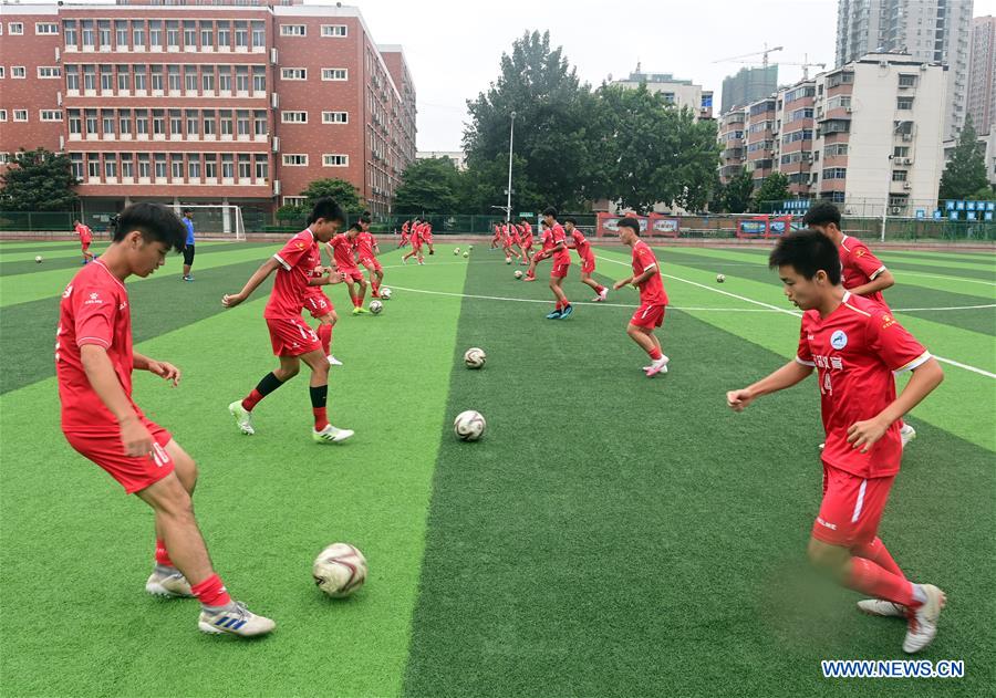 (SP)CHINA-ZHENGZHOU-FOOTBALL-SUMMER VACATION-SCHOOL TEAM (CN)