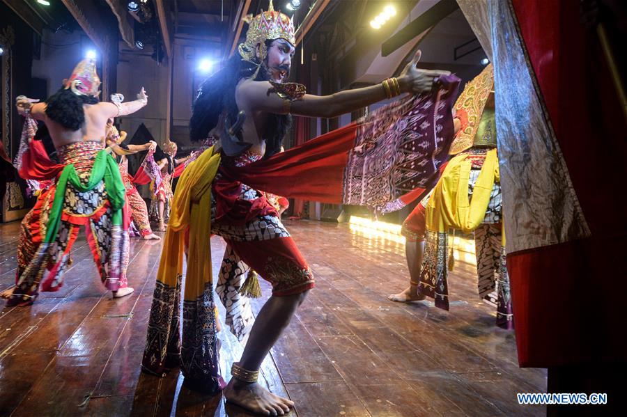 Javanese human puppet show live streamed to increase actors'