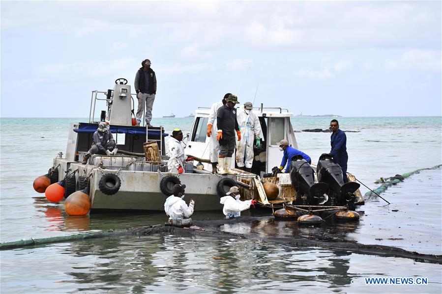 MAURITIUS-MAHEBOURG-OIL-SPILL-EMERGENCY