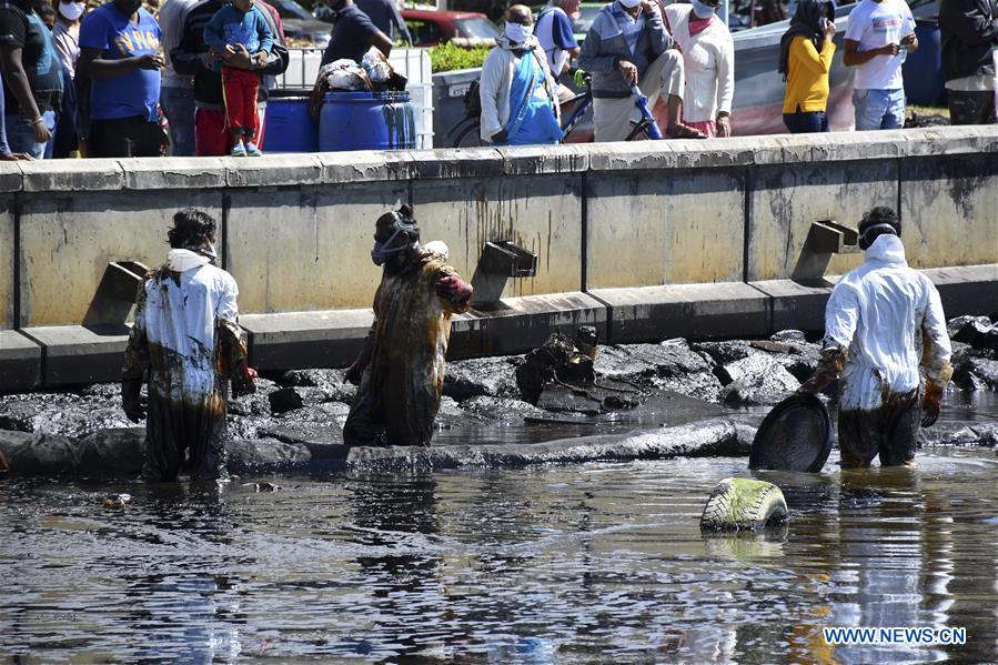 MAURITIUS-MAHEBOURG-OIL-SPILL-EMERGENCY