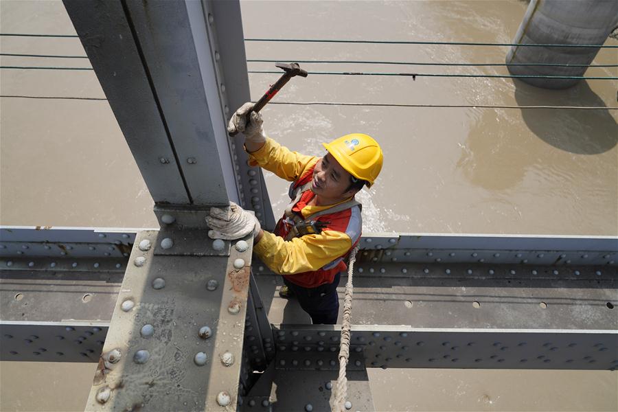 #CHINA-CHONGQING-RAILWAY BRIDGE MAINTENANCE (CN)