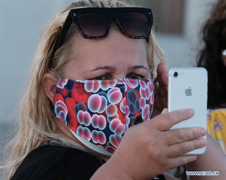 People wear face masks in France Xinhua English.news.cn
