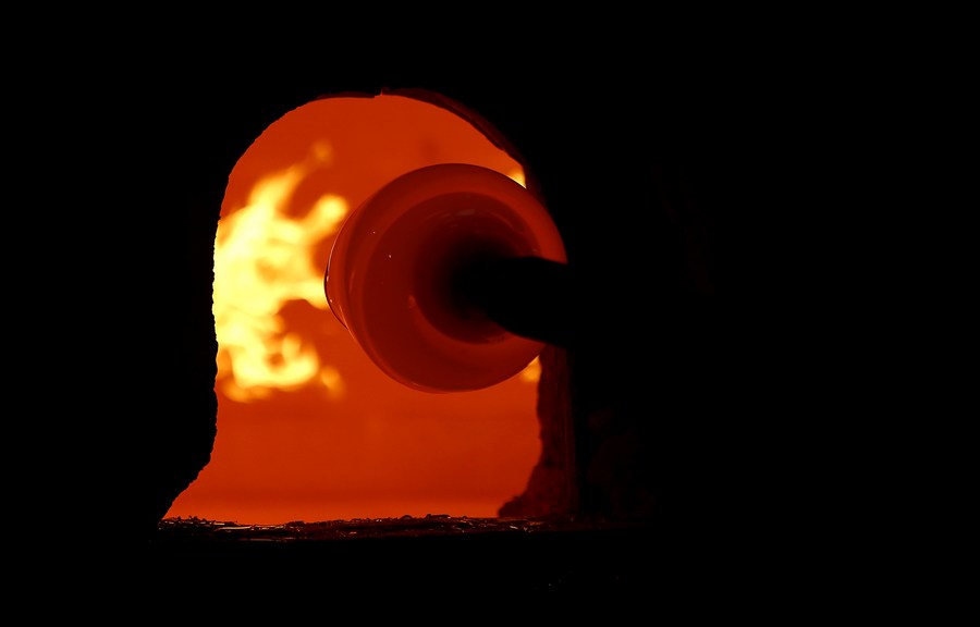 Lebanese use glasses shattered by explosions to produce glassware