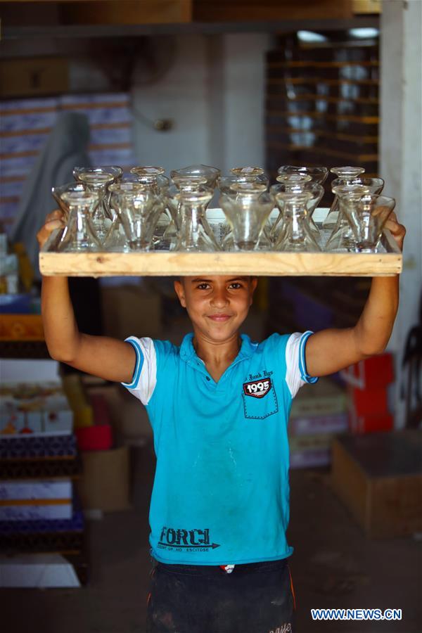 Feature Egyptian village beats unemployment by making, decorating