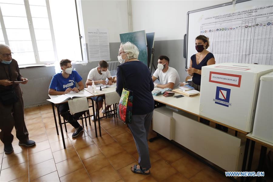 ITALY-NAPLES-CONSTITUTIONAL REFERENDUM-VOTE