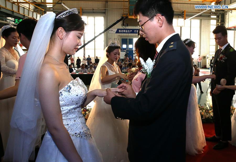 CHINA-SHANGHAI-RAILWAY-GROUP WEDDING (CN)