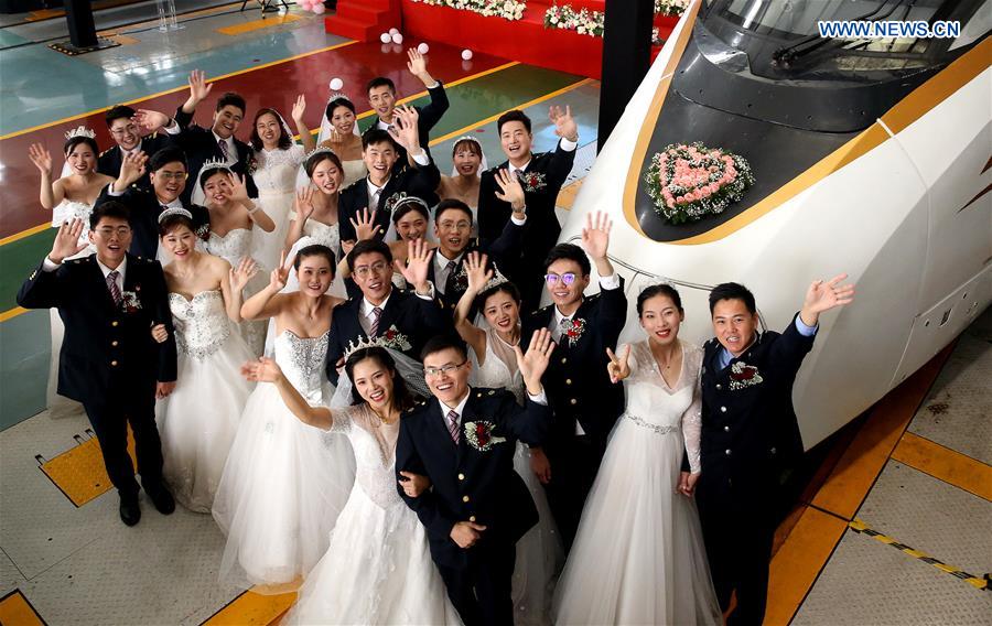 CHINA-SHANGHAI-RAILWAY-GROUP WEDDING (CN)