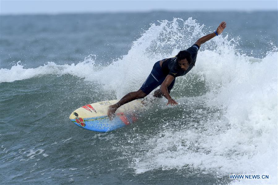 SRI LANKA-ARUGAM BAY-SURFING