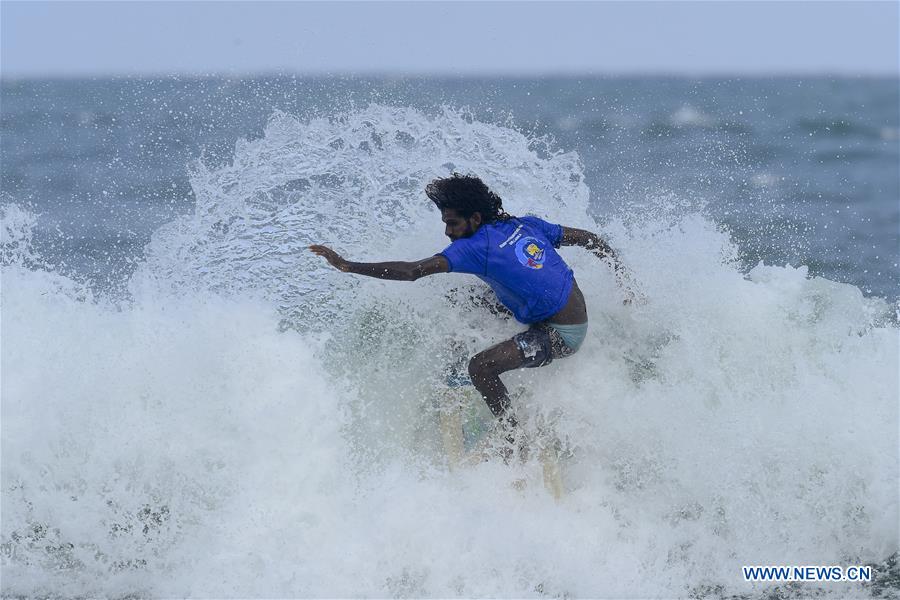 SRI LANKA-ARUGAM BAY-SURFING