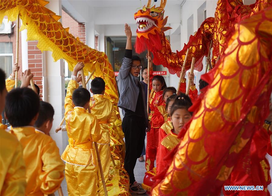(SP)CHINA-JIANGXI-JING'AN-CHINESE TRADITIONAL LION AND DRAGON DANCE-PRIMARY SCHOOL STUDENTS (CN)