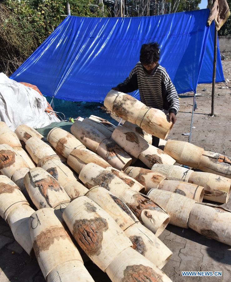 Men make traditional twoheaded hand drums in Jammu Xinhua English