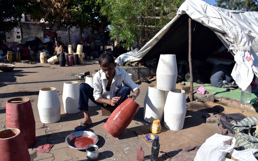 Asia Album Beauty of handicrafts Craftsmen make traditional two