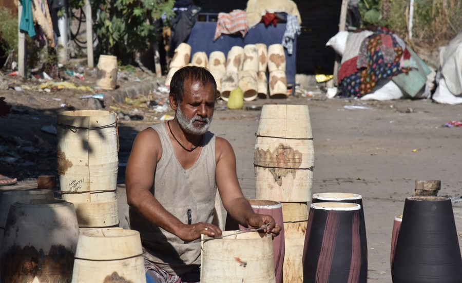 Asia Album Beauty of handicrafts Craftsmen make traditional two