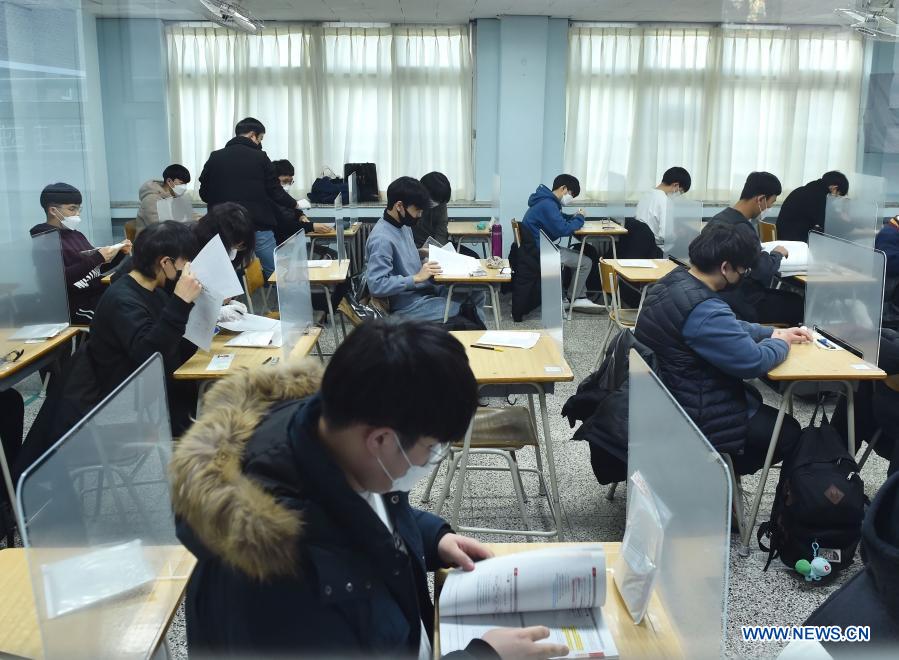 Feature Wearing mask, fewer S. Korean students go for college entrance