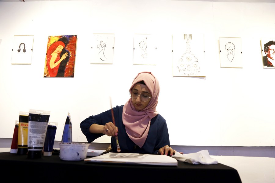 Yemeni female artist shows beauty, hopes through paintings - Xinhua