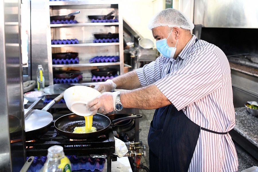 Foreign workers to leave Kuwait after cancelling of residency permits for expats aged over 60