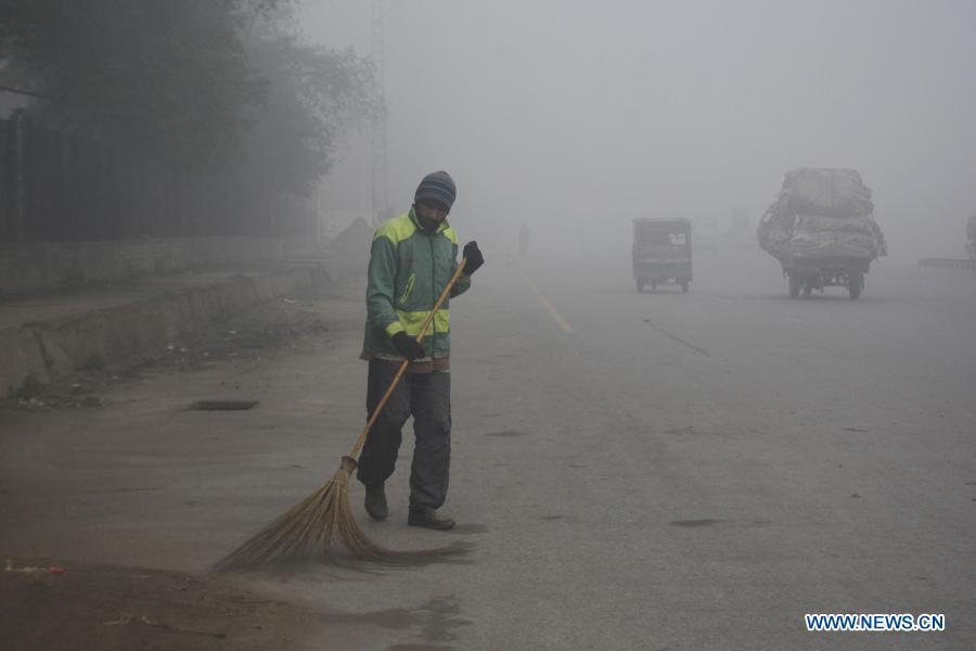 Heavy fog hits Lahore, Pakistan Xinhua English.news.cn