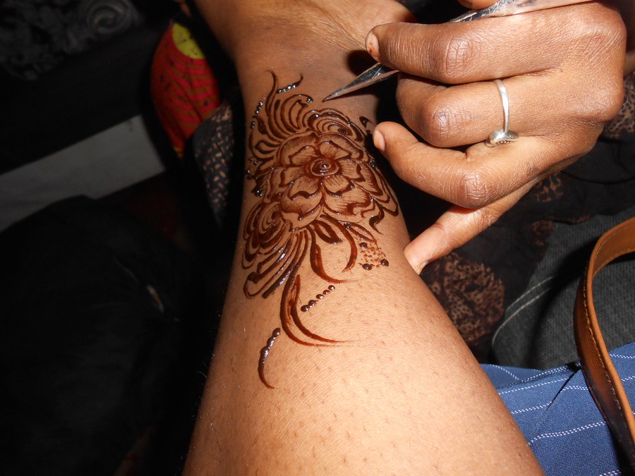 Hello Africa) Feature: Henna tattooing gains traction in Kenya - Xinhua