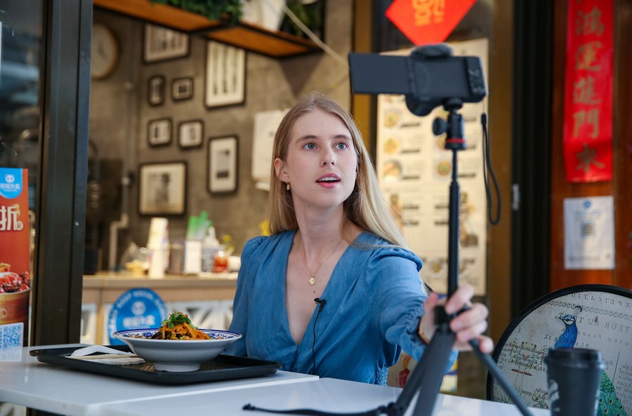 Aussie vlogger dishes up Chinese cuisine to challenge stereotypes