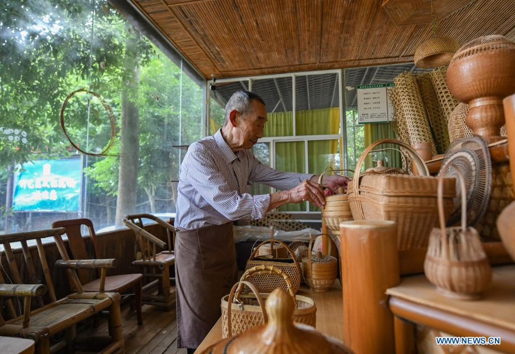 Pic story inheritor of bamboo weaving eager to promote cultural
