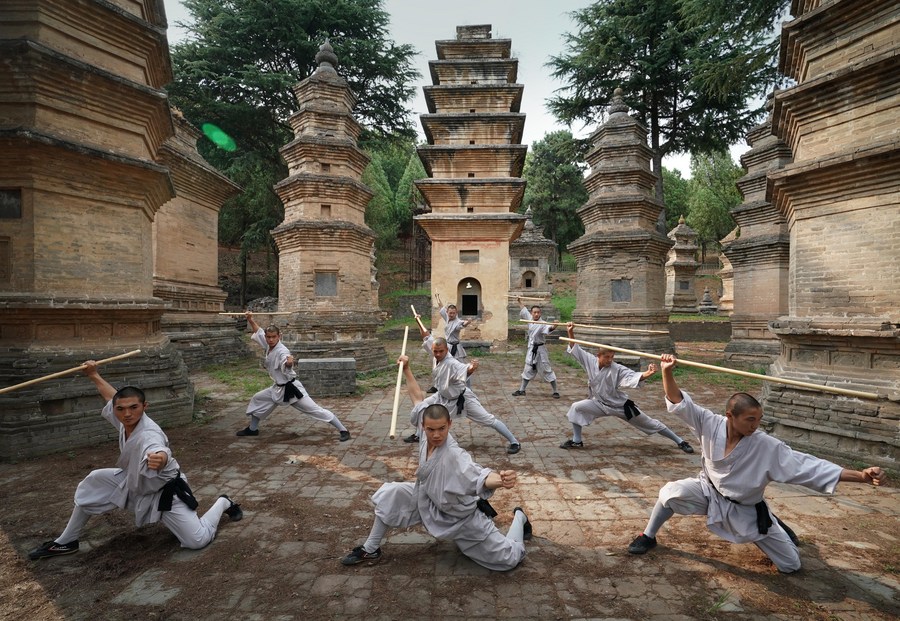 GLOBALink Kungfu stunts performed at Shaolin Temple in central China