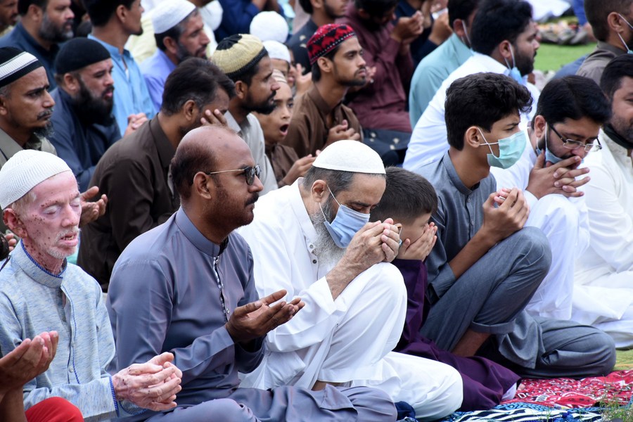 Pakistanis celebrate Eid alAdha amid COVID19 resurgence worries