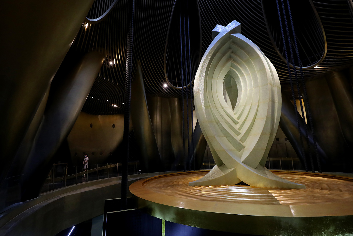 GLOBALink How China's tallest skyscraper remains stable against