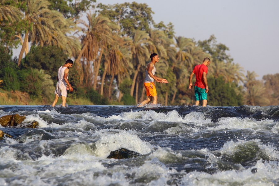 Mideast in Pictures Egyptians escape sizzling heatwave in Nile River