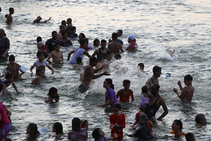 Mideast in Pictures Egyptians escape sizzling heatwave in Nile River
