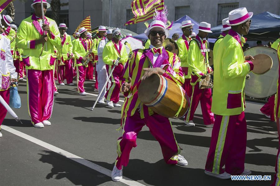 SOUTH AFRICA-CAPE TOWN-MINSTREL PARADE-CELEBRATION