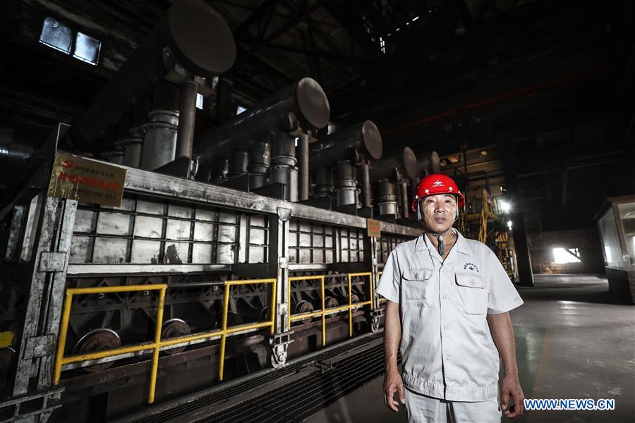 CHINA-LIAONING-ANSHAN-ANSTEEL-GENERATIONS-WORKERS (CN)